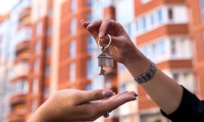 handing-the-home-keys-between-realtor-and-new-owner-sale-concept_359031-16801